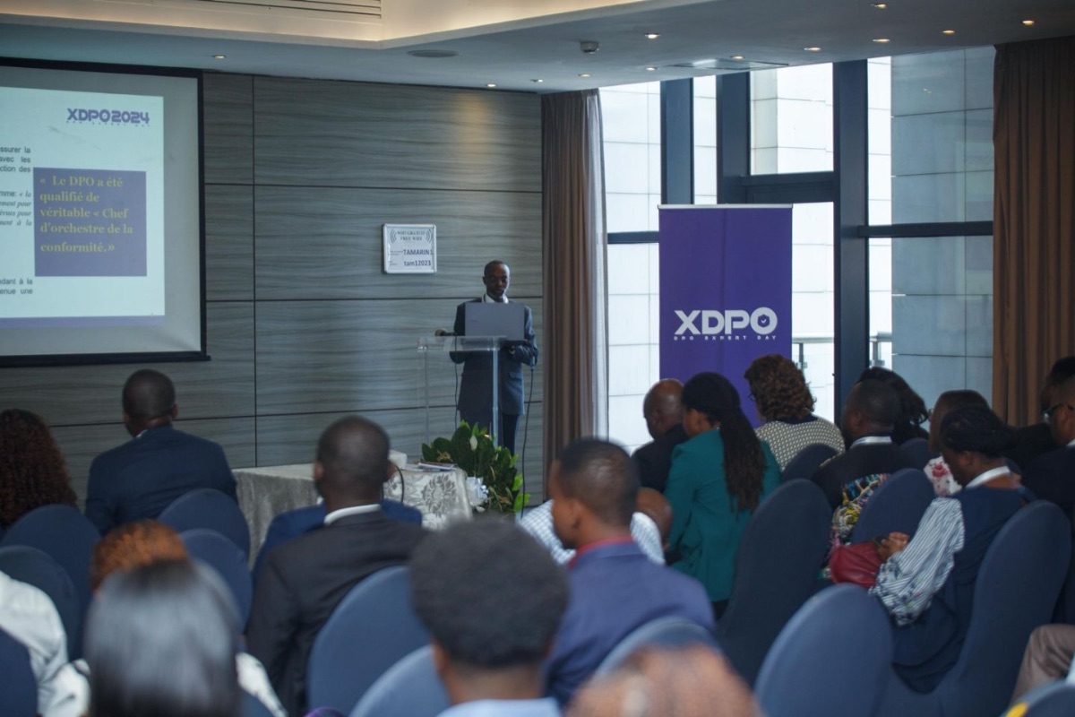 Un intervenant en conférence lors d'une édition du XDPO (DPO Expert Day) présentant devant un public de dirigeants, avec la bannière XDPO et une slide sur le rôle du DPO.